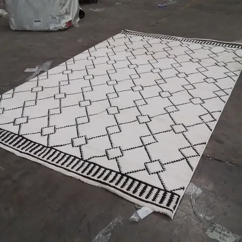 QUALITY DESIGNER AREA RUG - APPROXIMATELY 300X200CM