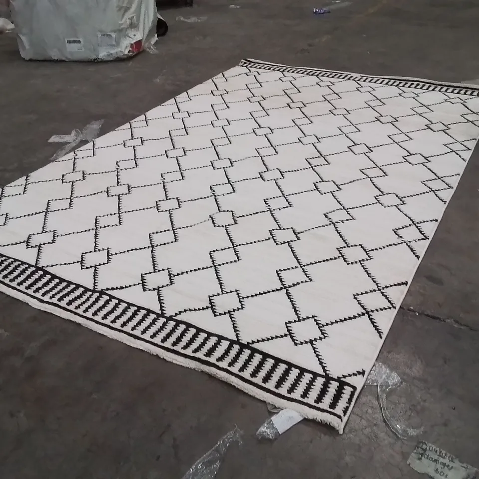 QUALITY DESIGNER AREA RUG - APPROXIMATELY 300X200CM