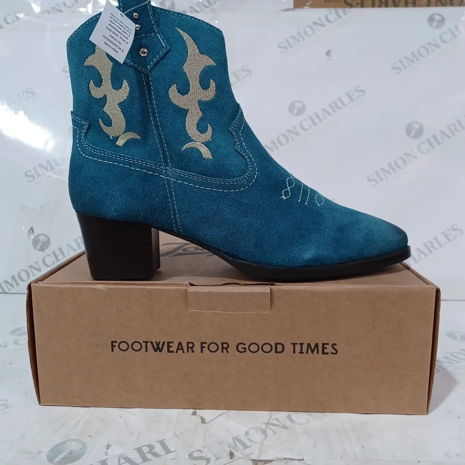 BOXED PAIR OF JOE BROWNS COWBOY STYLE SUEDE BOOTS IN BLUE UK SIZE 7