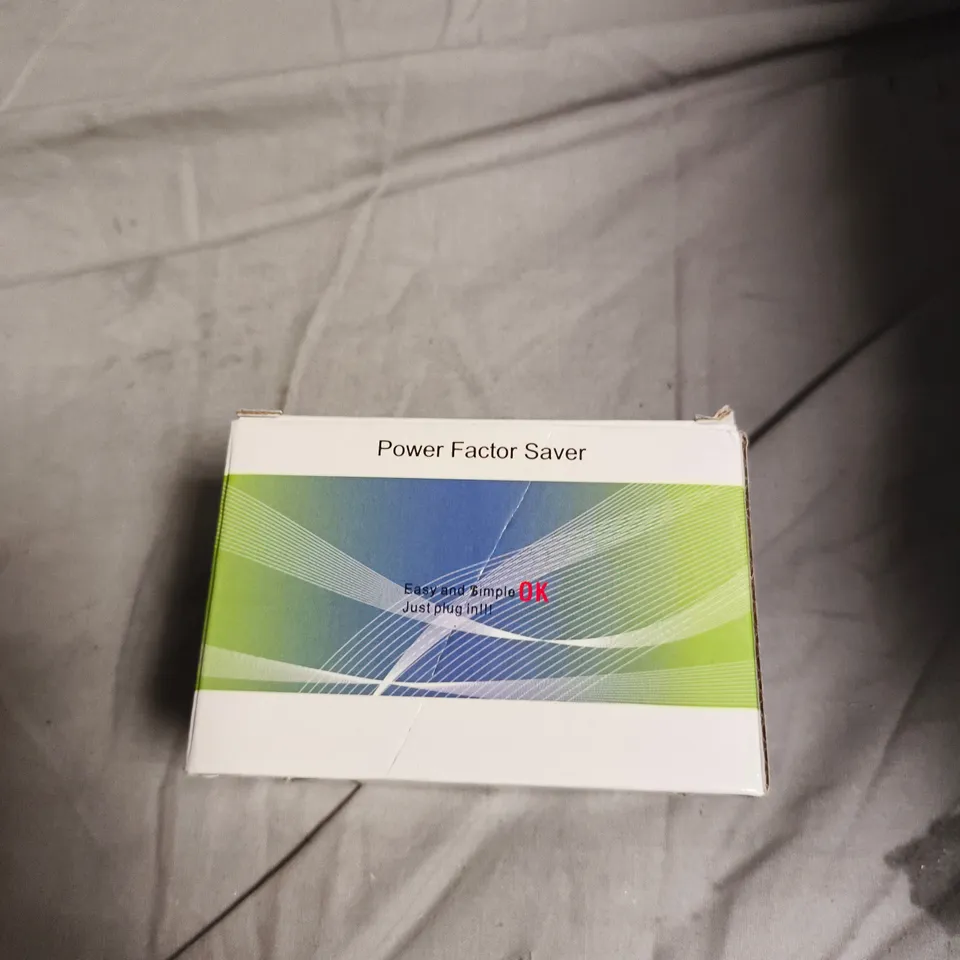 BOX OF APPROXIMATELY 6 ELECTRICAL ITEMS INCLUDING MULTI FUNCTION CAMPING LIGHT AMD POWER FACTOR SAVER