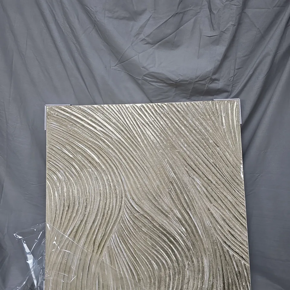 CAGE OF APPROXIMATELY 4 ASSORTED ITEMS TO INCLUDE: PUSHCHAIR FEET WARMER AND WALL ART (ITEMS MAY BE DAMAGED)