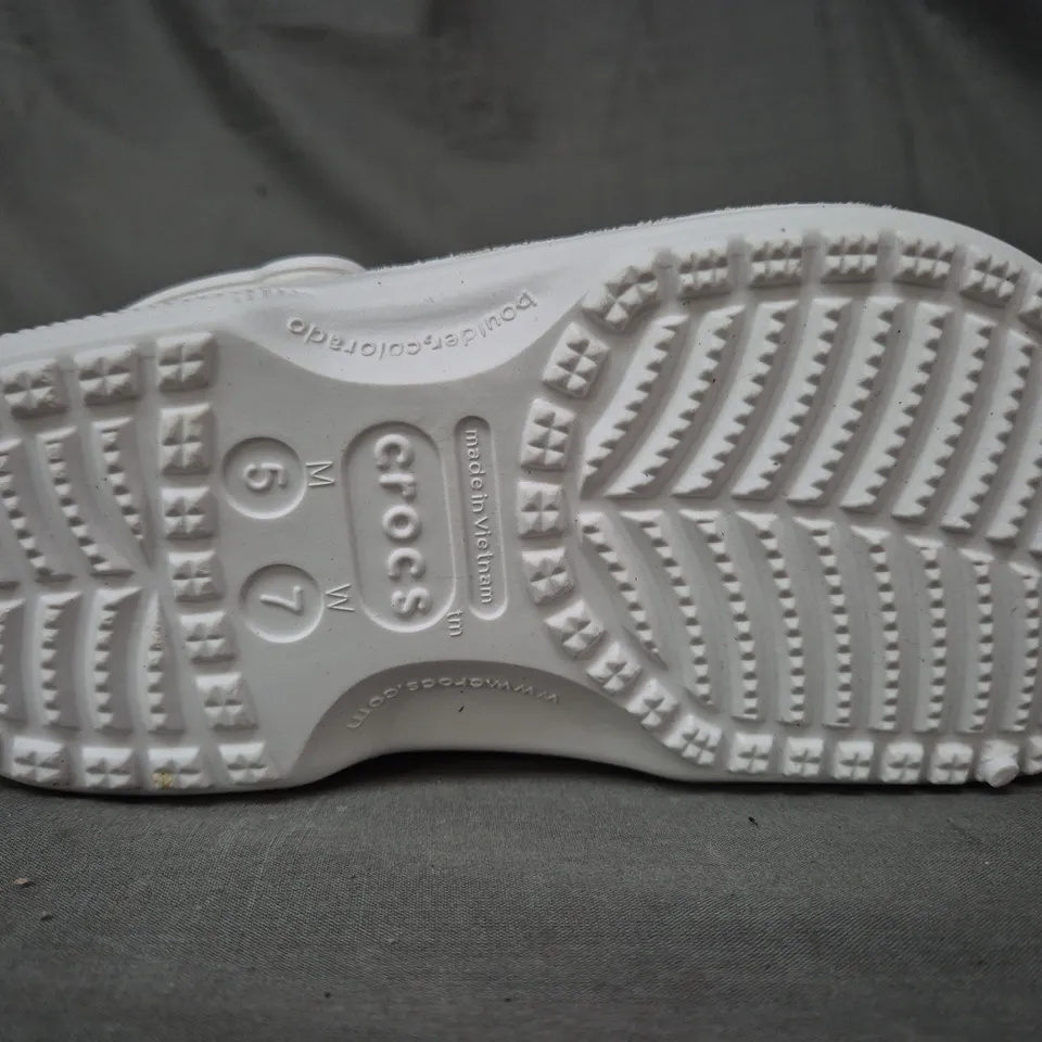 PAIR OF CROCS BAYABAND CLOGS IN WHITE UK SIZE M4/W5