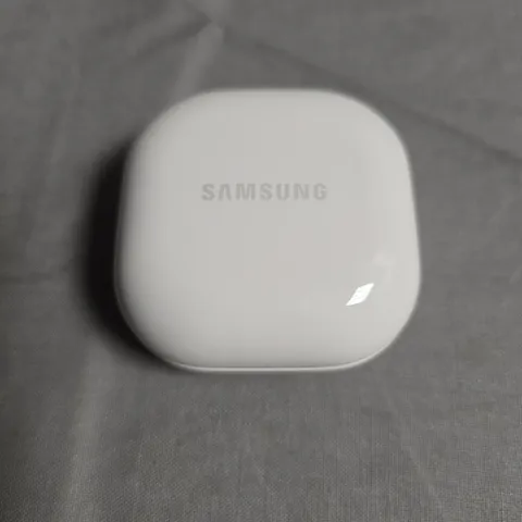 SAMSUNG WIRELESS EARBUDS IN WHITE CHARGING CASE (SOUND BY AKG) SM-R177