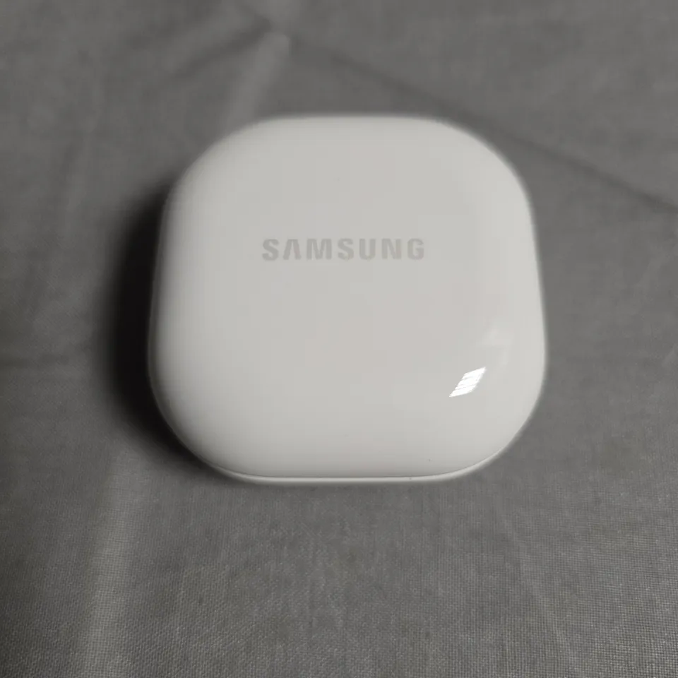 SAMSUNG WIRELESS EARBUDS IN WHITE CHARGING CASE (SOUND BY AKG) SM-R177