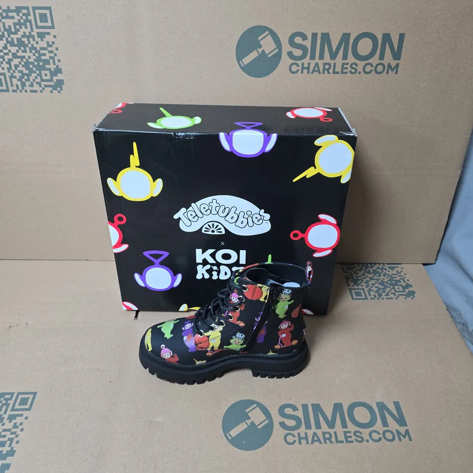 BOXED PAIR OF KOI TELETUBBIES SUPERDOME KIDZ BOOTS - KIDS UK SIZE 12