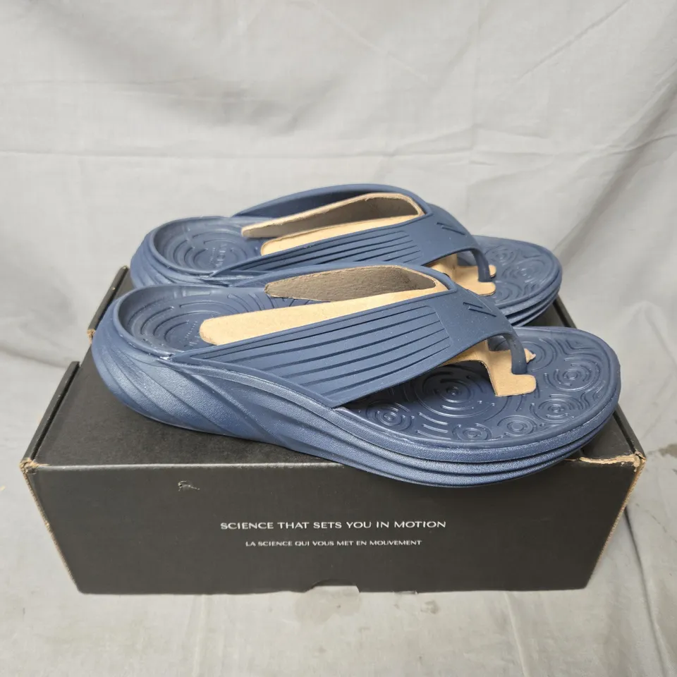 BOXED VIONIC MONSTER TIDE RX SANDALS IN NAVY - SIZE 7