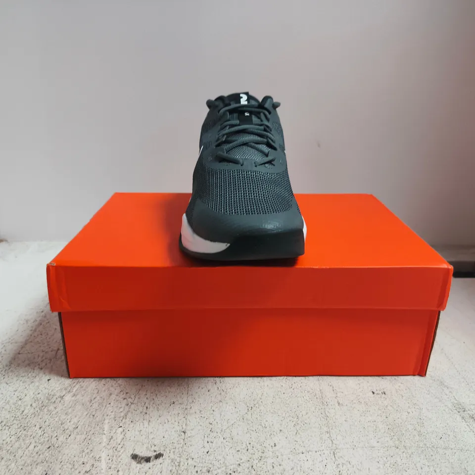 BOXED PAIR OF NIKE AIR MAX ALPHA TRAINER 5 IN GREY/WHITE SIZE UK 11