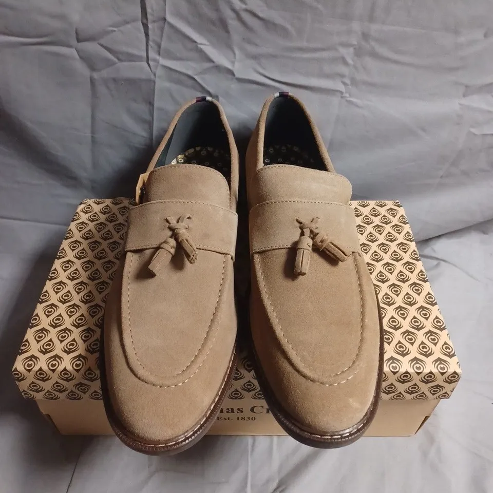 BOXED PAIR OF THOMAS CRICK MEN'S TAN SUEDE TASSEL LOAFERS - UK SIZE 11