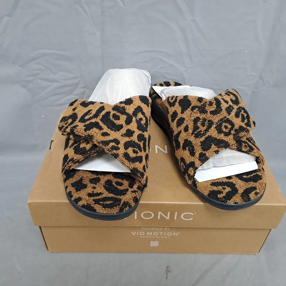 VIONIC WOMEN'S RELAX SLIPPER – LEOPARD BROWN MULTI, SIZE 8