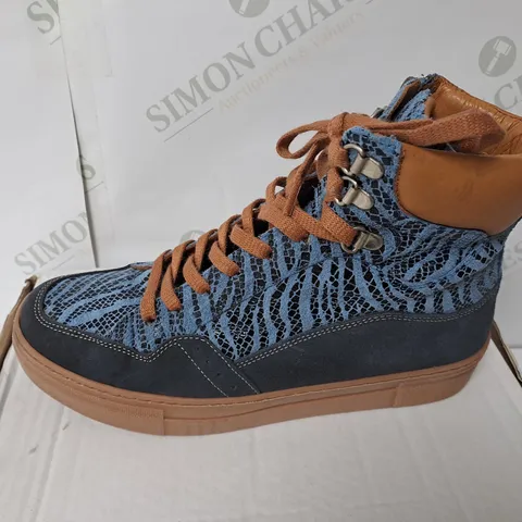 BOXED BLUE ZEBRA PRINT BOOTS SIZE 5