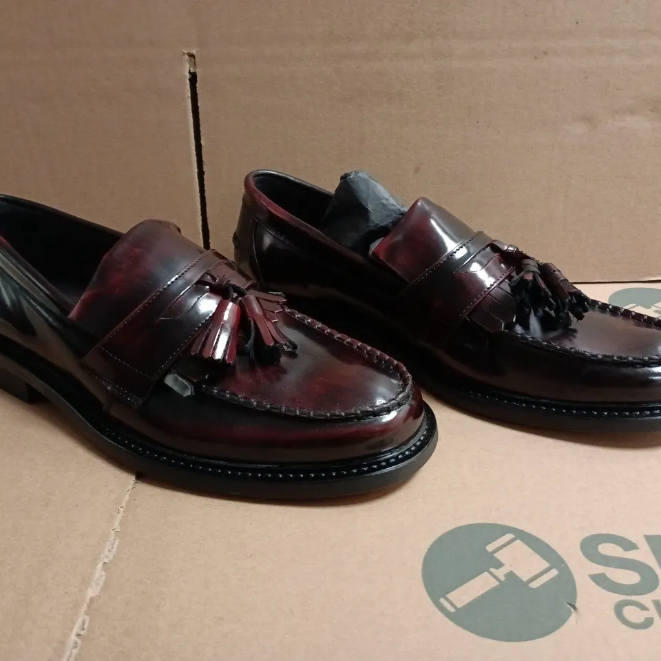 BOXED PAIR OF MOD SHOES LOAFERS IN OXBLOOD SIZE 9