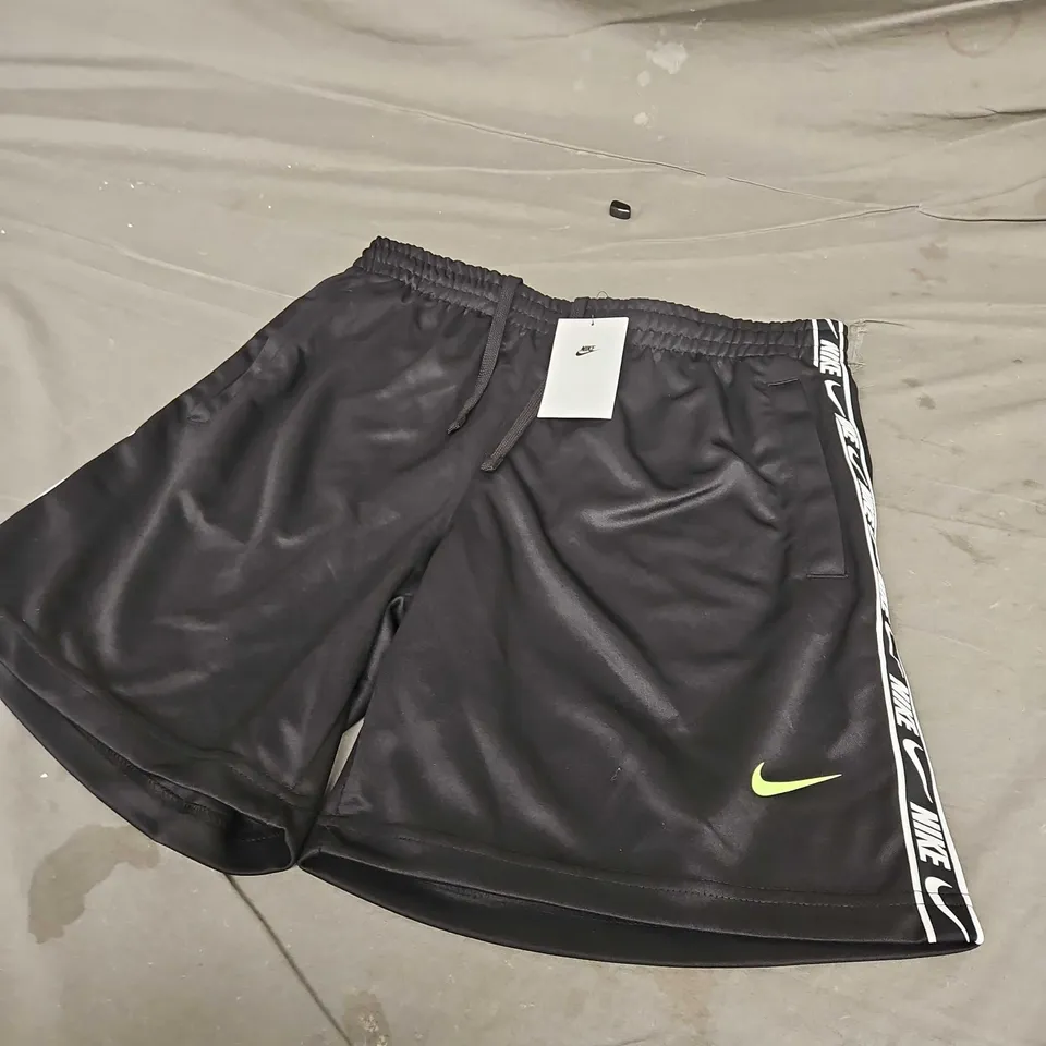 NIKE CASUAL LOGO SHORTS - SIZE LARGE