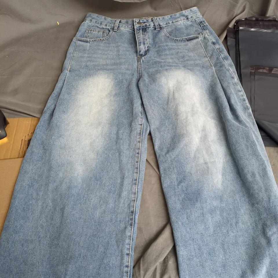 BOX OF APPROXIMATELY 20 ASSORTED CLOTHING ITEMS TO INCLUDE: BLUE JEANS 