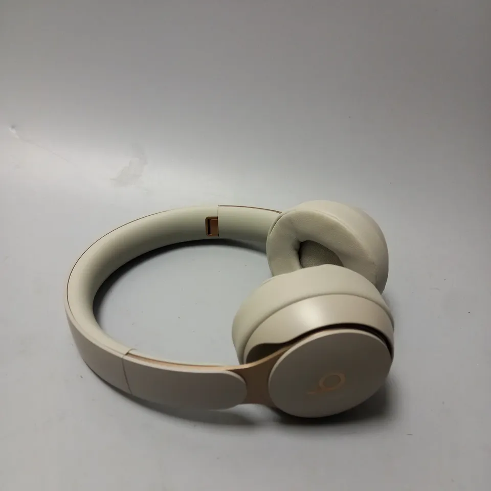 APPLE BEATS SOLO PRO HEADPHONES