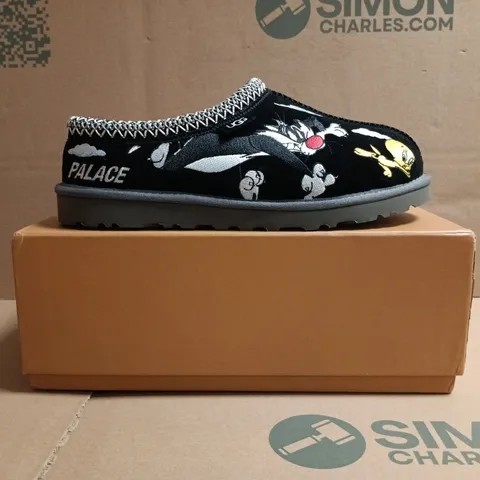 BOXED PAIR OF UGG PALACE TASMAN LOONEY TUNES SHOES IN BLACK SIZE UK 7