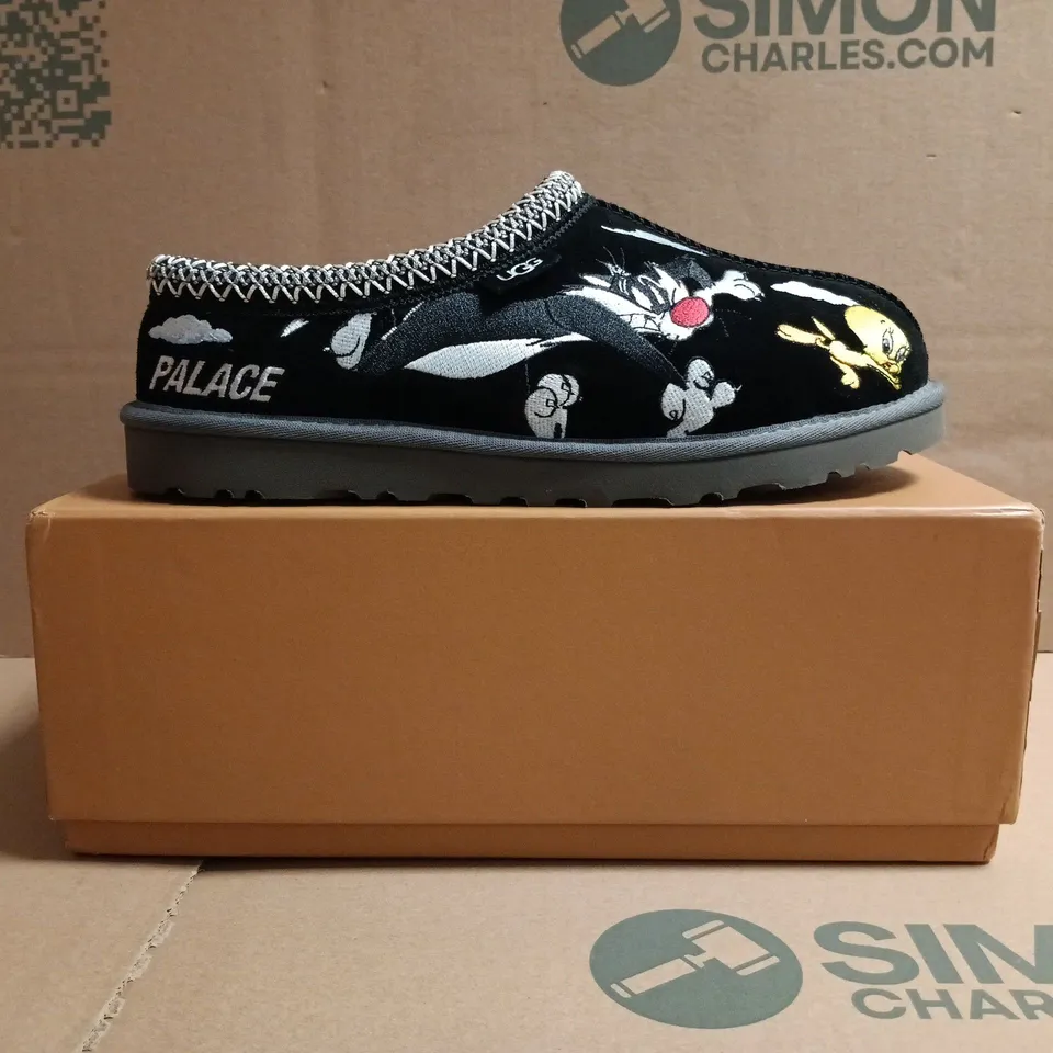 BOXED PAIR OF UGG PALACE TASMAN LOONEY TUNES SHOES IN BLACK SIZE UK 7