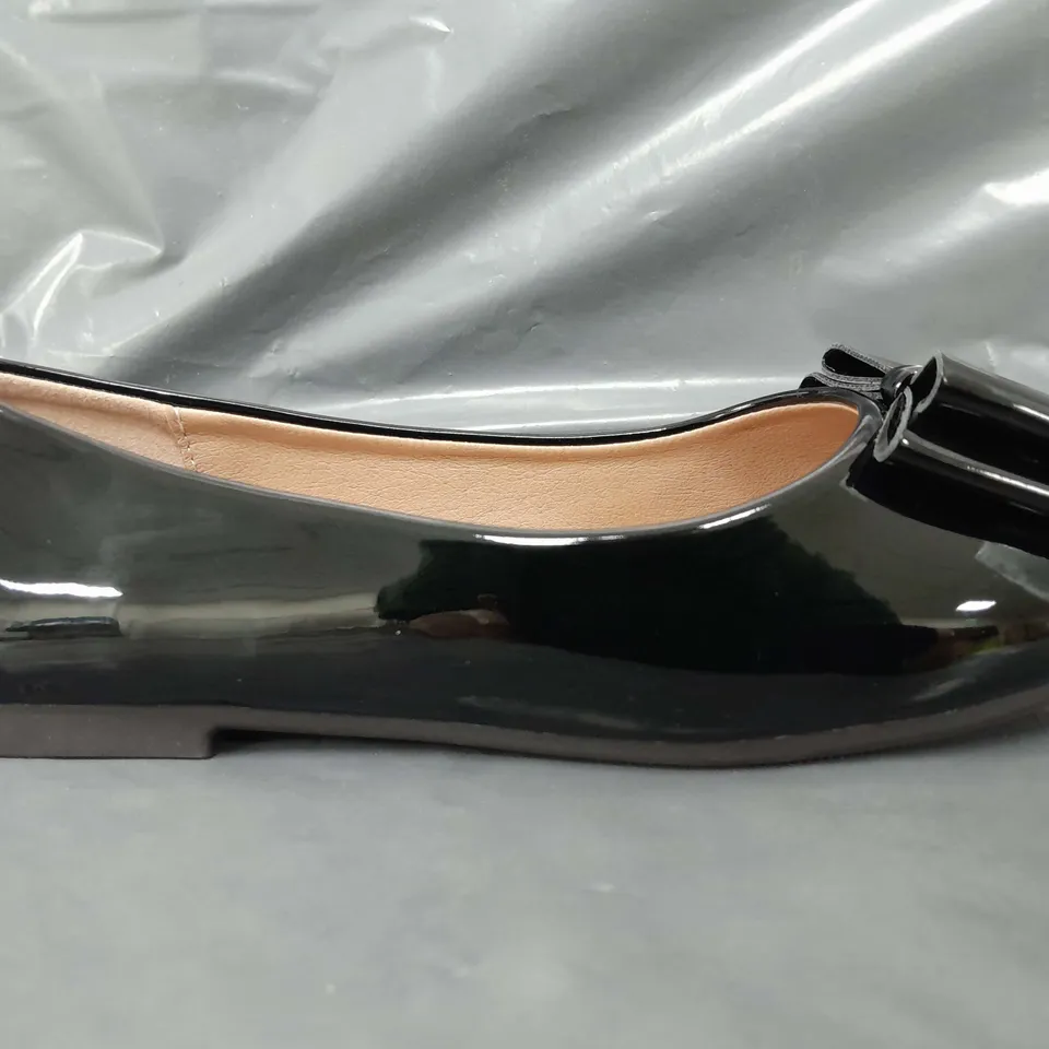 BOXED PAIR OF DESIGNER FLAT SLIP-ON SHOES IN GLOSSY BLACK W. BOW DETAIL EU SIZE 36