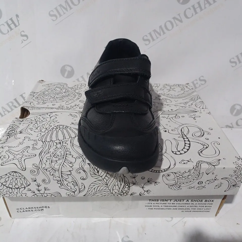 BOXED PAIR OF CLARKS REX STRIDE KIDS SHOES IN BLACK UK SIZE 2.5