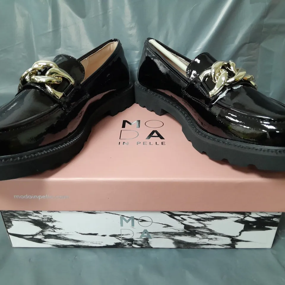BOXED PAIR OF MODA IN PELLE CHUNKY LOAFERS IN BLACK W. GOLD EFFECT CHAIN SIZE 6