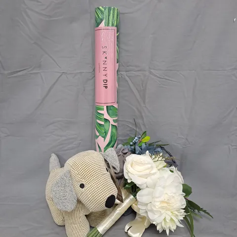BOX OF APPROXIMATELY 10 ASSORTED HOUSEHOLD ITEMS TO INCLUDE DOG DOOR STOP, WALLPAPER, BRIDAL BOUQUET, ETC - COLLECTION ONLY