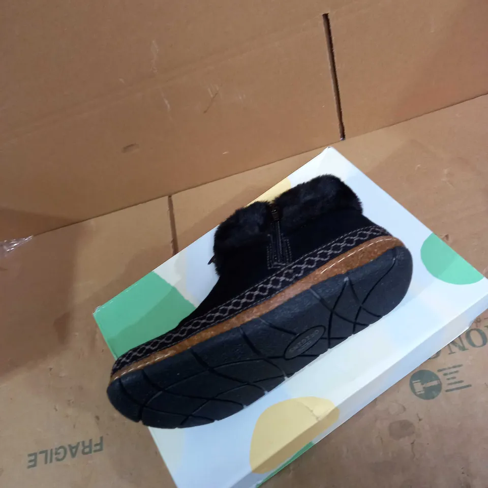 EARTH ORIGIN BLACK STYLE DESIGNER BOOTS SIZE M 