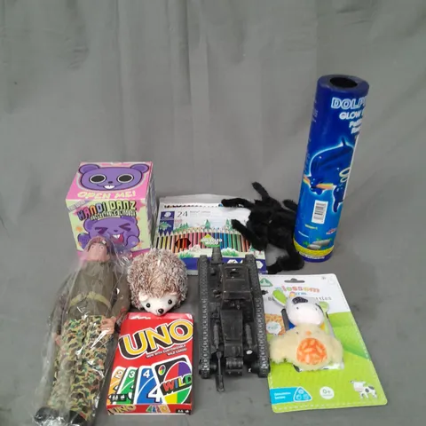 LOT OF ASSORTED TOYS AND GAMES TO INCLUDE GLOW RINGS, UNO AND PENCIL COLOURS