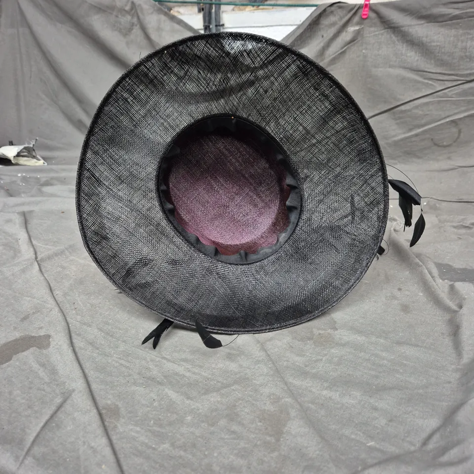 BLACK WIDE-BRIM HAT WITH DECORATIVE FEATHERS (FORMAL OCCASION)