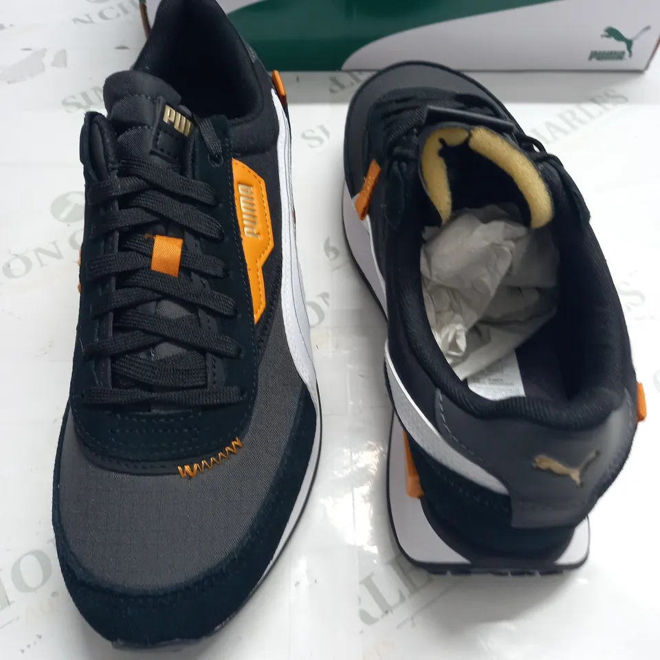 BOXED PAIR OF PUMA RIDER DISPLACED TRAINERS IN ASPHALT - UK 9