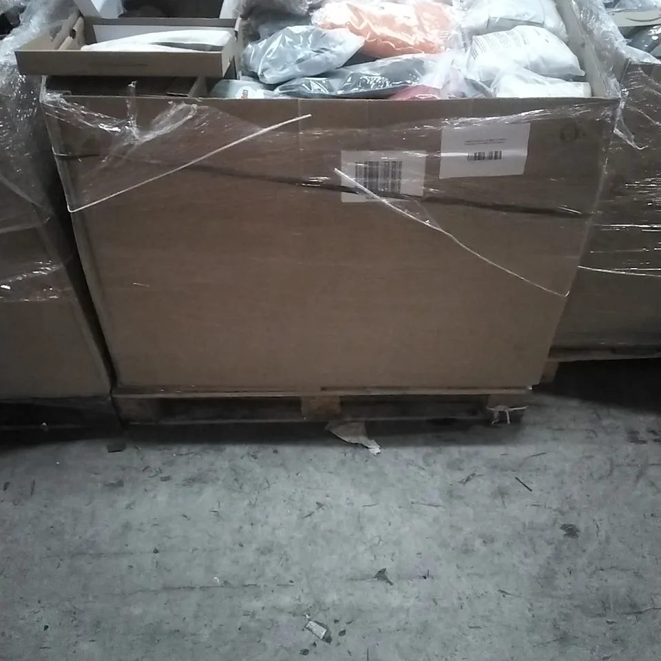 PALLET TO CONTAIN A LARGE QUANTITY OF; WOMEN'S AND MEN'S FASHION FOOTWEAR, SWIMWEAR AND ACCESSORIES ETC