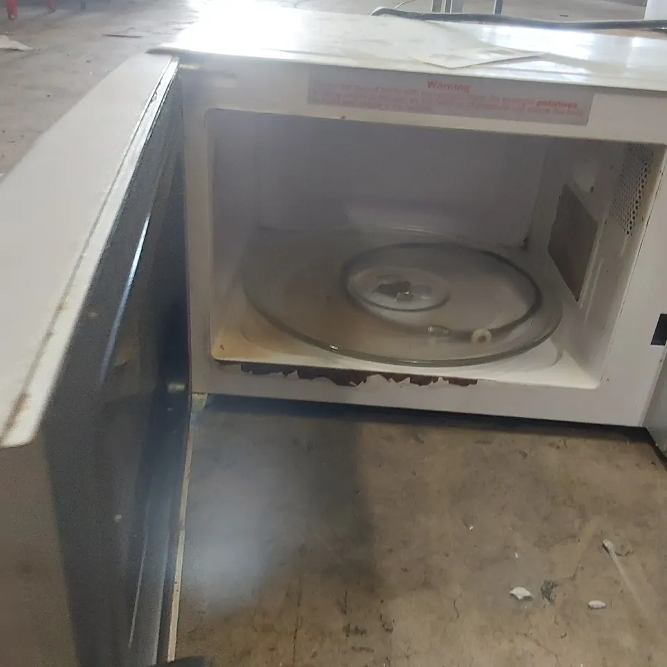 700W MICROWAVE OVEN