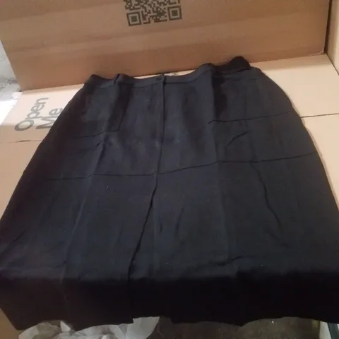 BOX CONTAINING APPROXIMATELY 16 BRAND NEW JD WILLIAMS BLACK PONTE COLUMN SKIRTS - SIZE 22