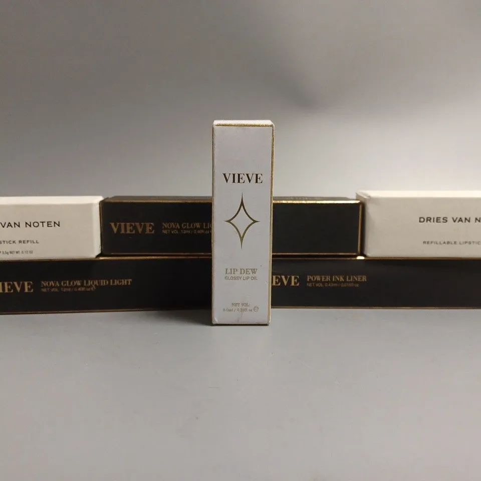 APPROXIMATELY 6 BOXED MAKEUP PRODUCTS TO INCLUDE VIEVE NOYA GLOW LIQUID LIGHT (12ml), DRIES VAN NOTEN REFILLABLE LIPSTICK CASE, VIEVE LIP DEW GLOSSY LIP OIL CHERRY (6ml), ETC