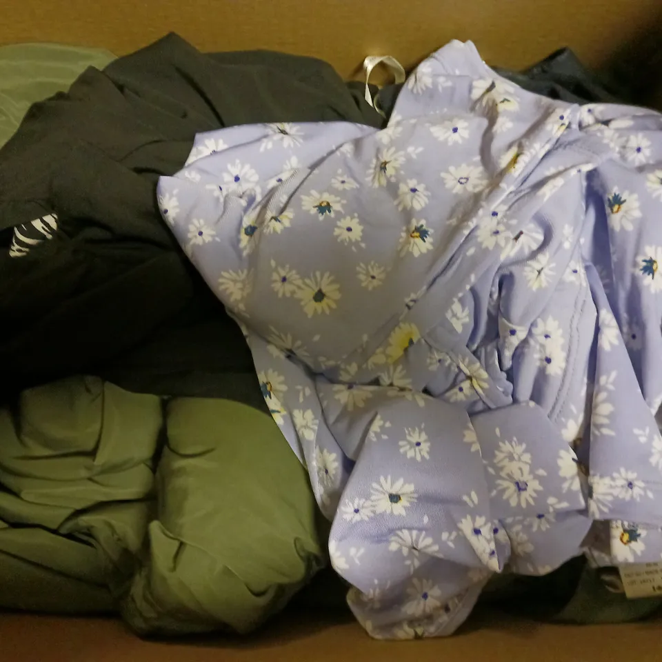BOX OF APPROXIMATELY 10 ASSORTED CLOTHING AND FASHION ITEMS IN VARIOUS STYLES, SIZES, AND COLOURS / COLLECTION ONLY 