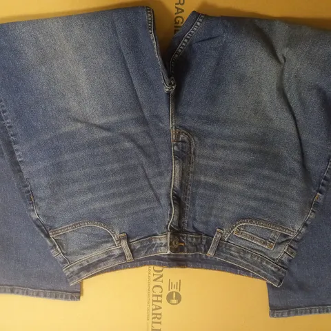 COLLUSION PLUS STRETCH RIPPED MOM JEANS WITH KNEE RIP IN MID BLUE - UK 18