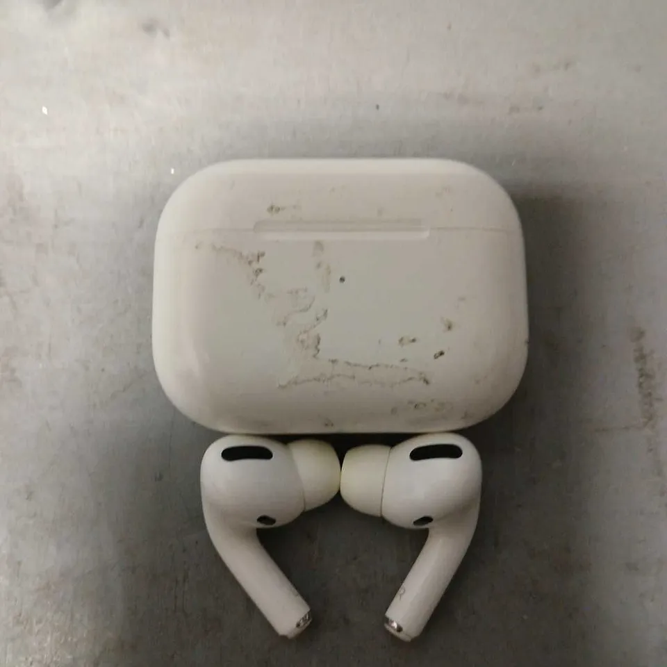 APPLE AIRPODS WITH CHARGING CASE - A2190