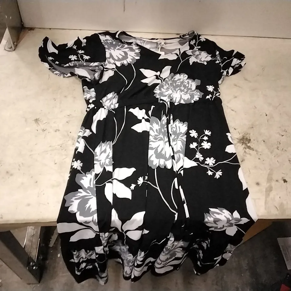 BOX OF APPROXIMATELY 27 DANNII MINOGUE BLACK/WHITE FLORAL PATTERN MID DRESS SIZE 12 