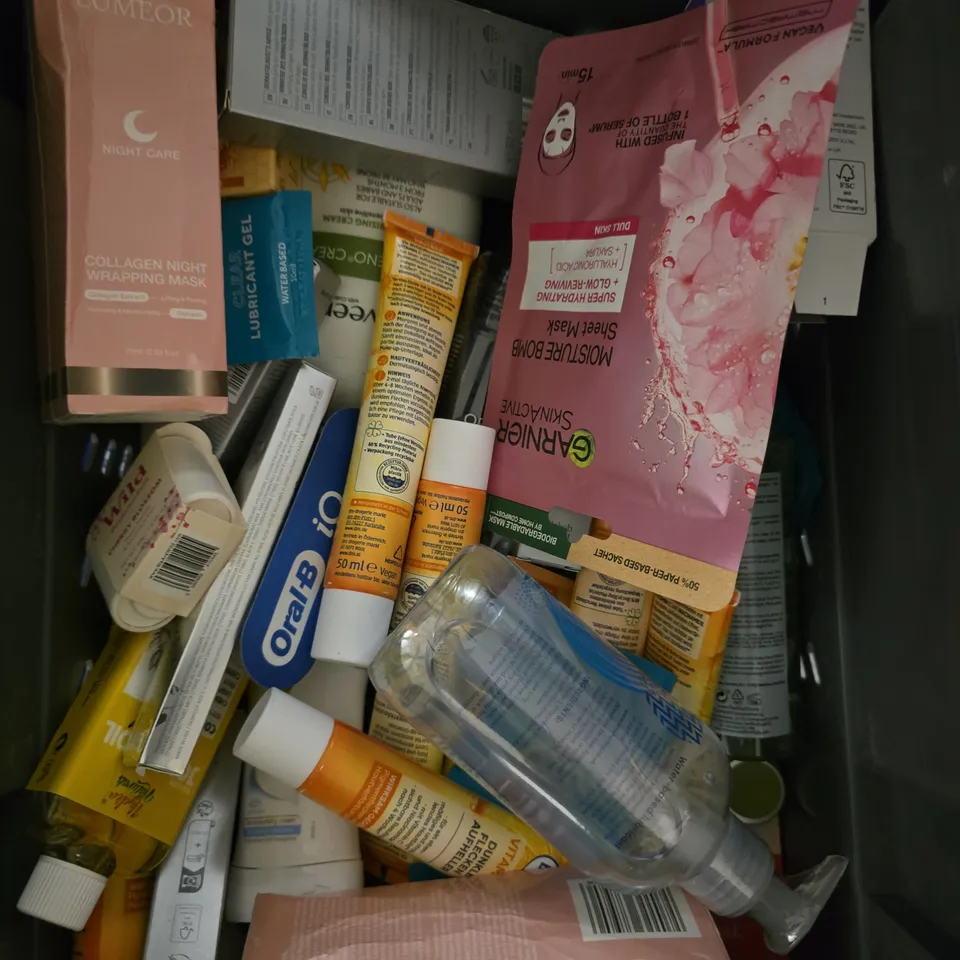 APPROXIMATELY 15 ASSORTED HEALTH & BEAUTY PRODUCTS TO INCLUDE OVULATION STRIPS, LUBRICANT, DEODORANT ETC