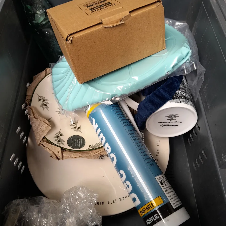 BOX OF ASSORTED HOUSE HOLD ITEMS TO INCLUDE CUPS , MUGS , WHISKEY GLASS 