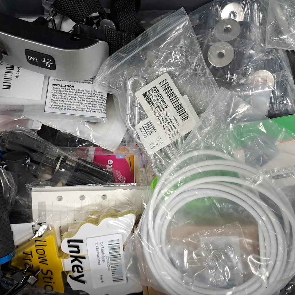 APPROXIMATELY 10 ASSORTED HOUSEHOLD ITEMS TO INCLUDE STEEL LOCK, KEYRING TORCH, ETC