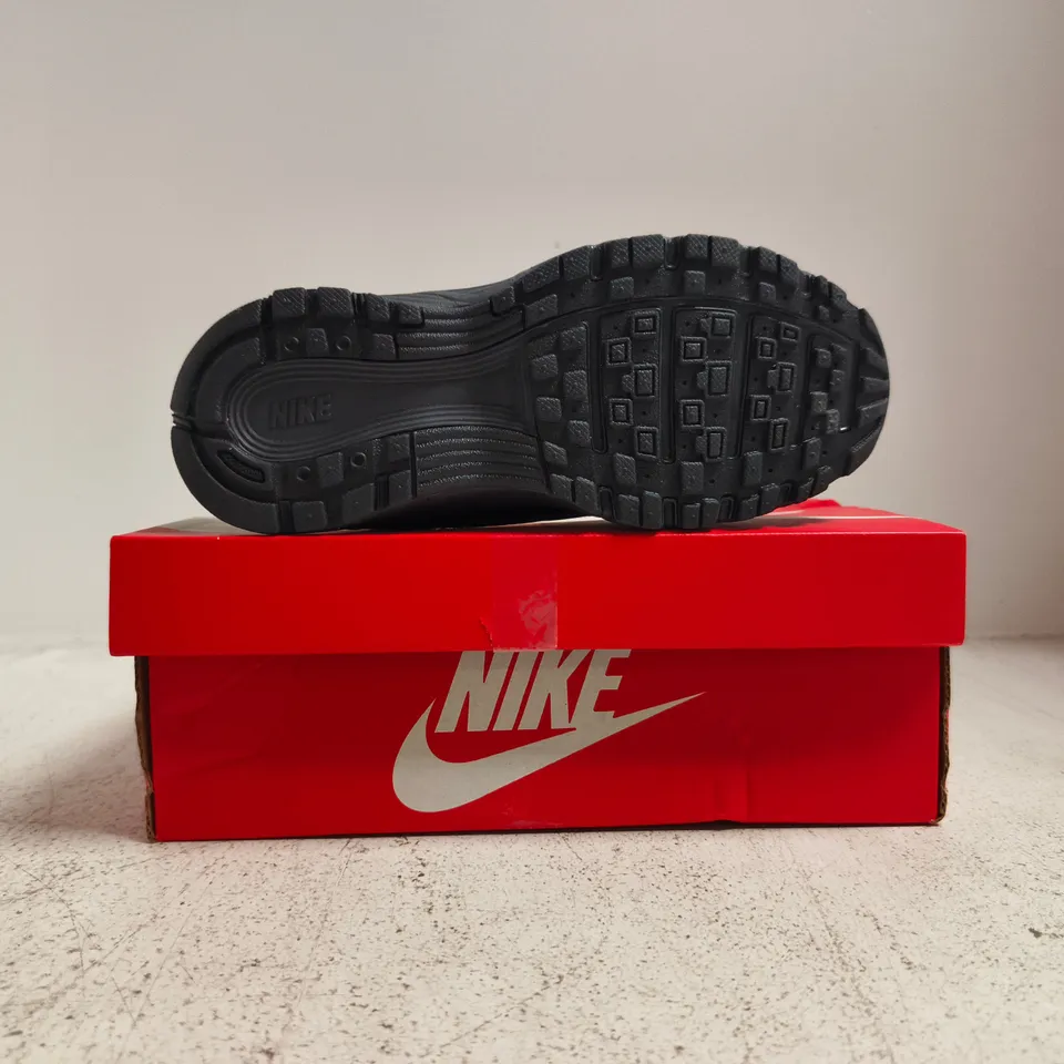 BOXED PAIR OF NIKE P-6000 FADE LACE KID'S TRAINERS IN BLACK/WHITE SIZE UK 12