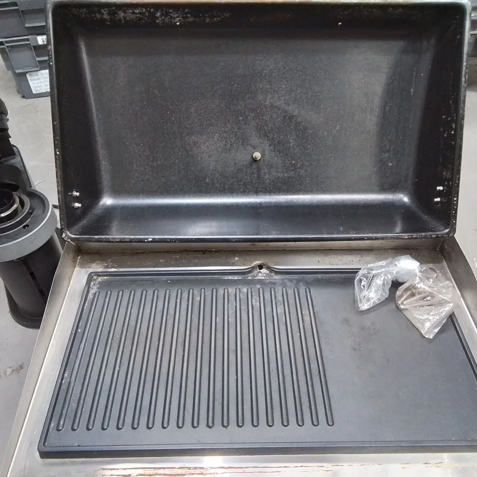 CAGE OF ASSORTED ITEMS TO INCLUDE KALORIK GRILL, TOWER AIR FRYER, PEDESTAL BASE AND CAR PARTS  - COLLECTION ONLY