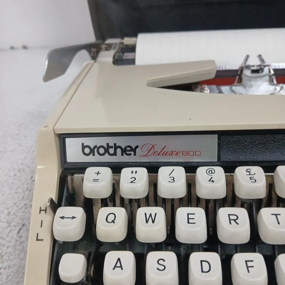 BROTHER DELUXE 800 TYPEWRITER – BEIGE, WITH CARRY CASE