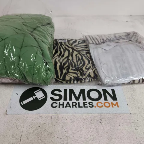 APPROXIMATELY 30 ASSORTED WOMENS CLOTHING ITEMS IN VARIOUS SIZES & STYLES