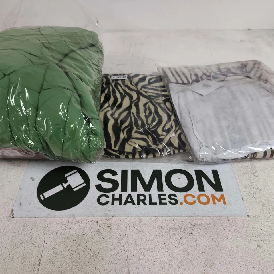 APPROXIMATELY 30 ASSORTED WOMENS CLOTHING ITEMS IN VARIOUS SIZES & STYLES