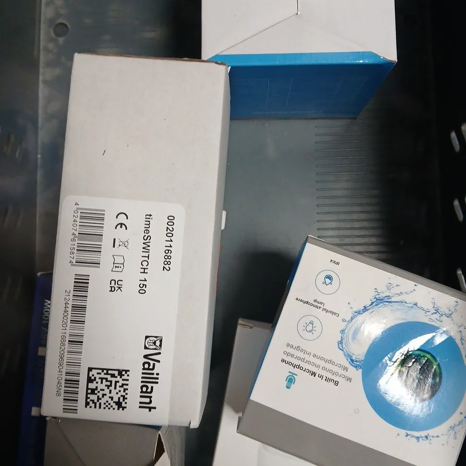 APPROXIMATELY 10 ASSORTED ELECTRICAL PRODUCTS TO INCLUDE KEYBOARD, WIRELESS SPEAKER, SENSOR LIGHT ETC 