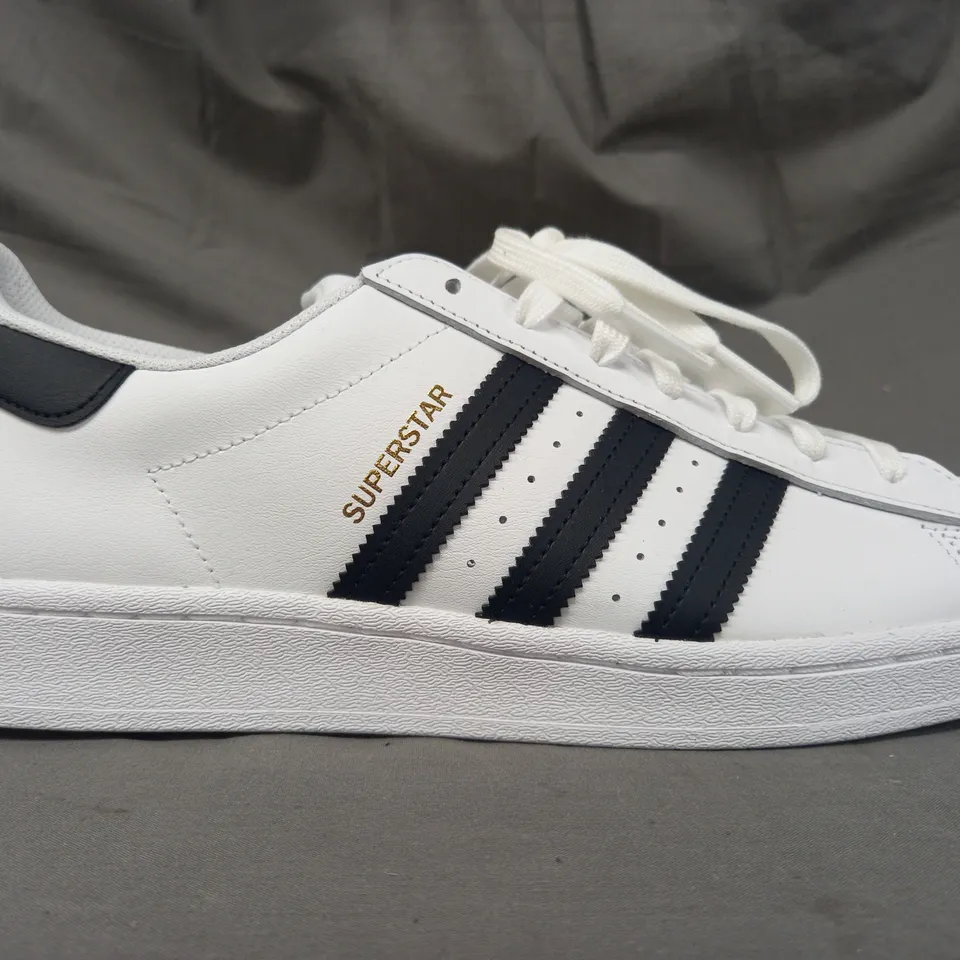 BOXED PAIR OF ADIDAS SUPERSTAR SHOES IN WHITE/BLACK UK SIZE 10