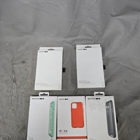 BOX OF APPROXIMATELY 150 ASSORTED PHONE CASES TO INCLUDE: VARIOUS TECH 21 PHONE CASES AND SCREEN PROTECTORS