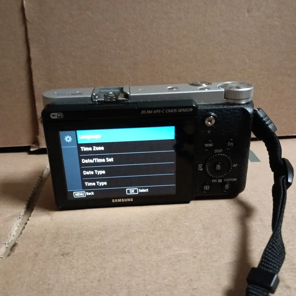 SAMSUNG NX3000 MIRRORLESS DIGITAL CAMERA WITH 16-50MM POWER ZOOM LENS AND ACCESSORIES