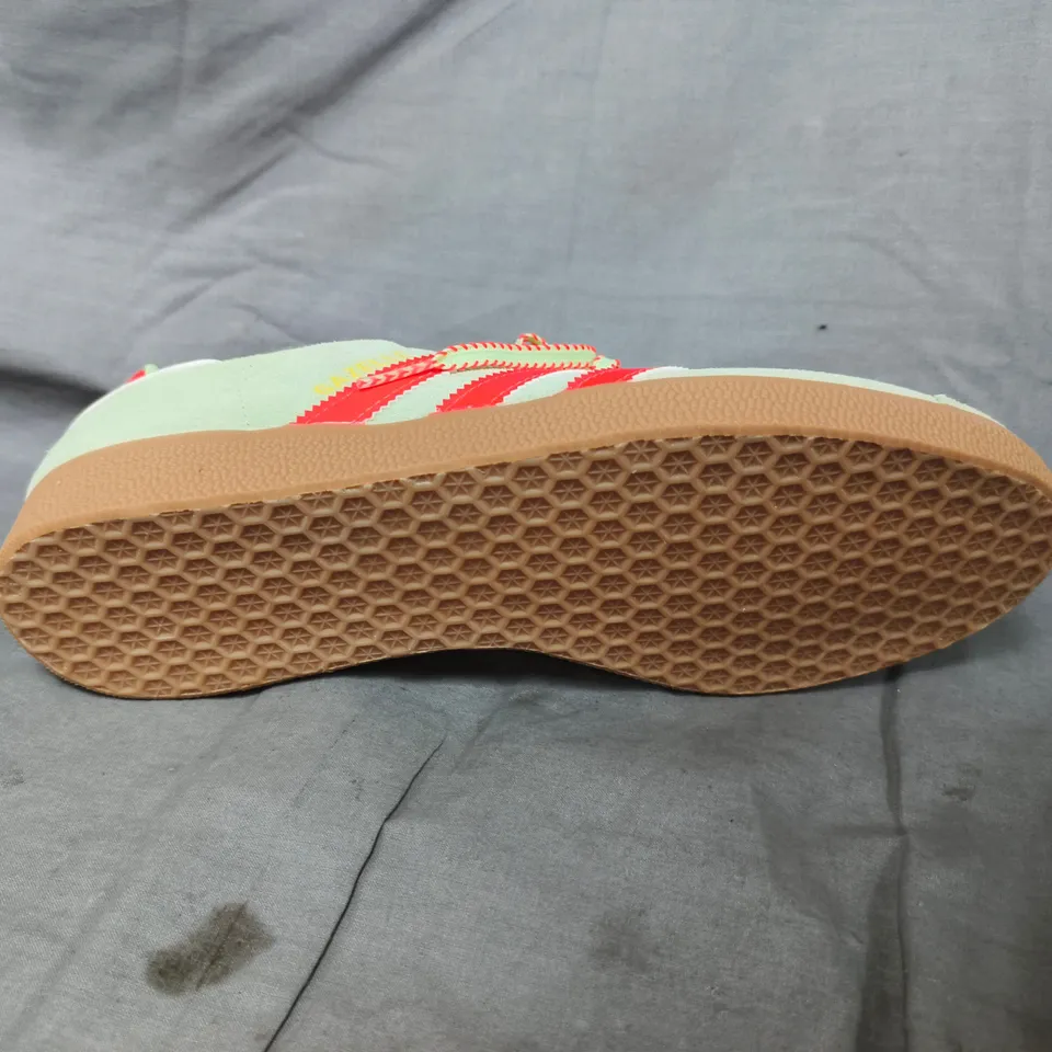 ADIDAS WOMENS GAZELLE TRAINERS IN GREEN/ORANGE - UK 7
