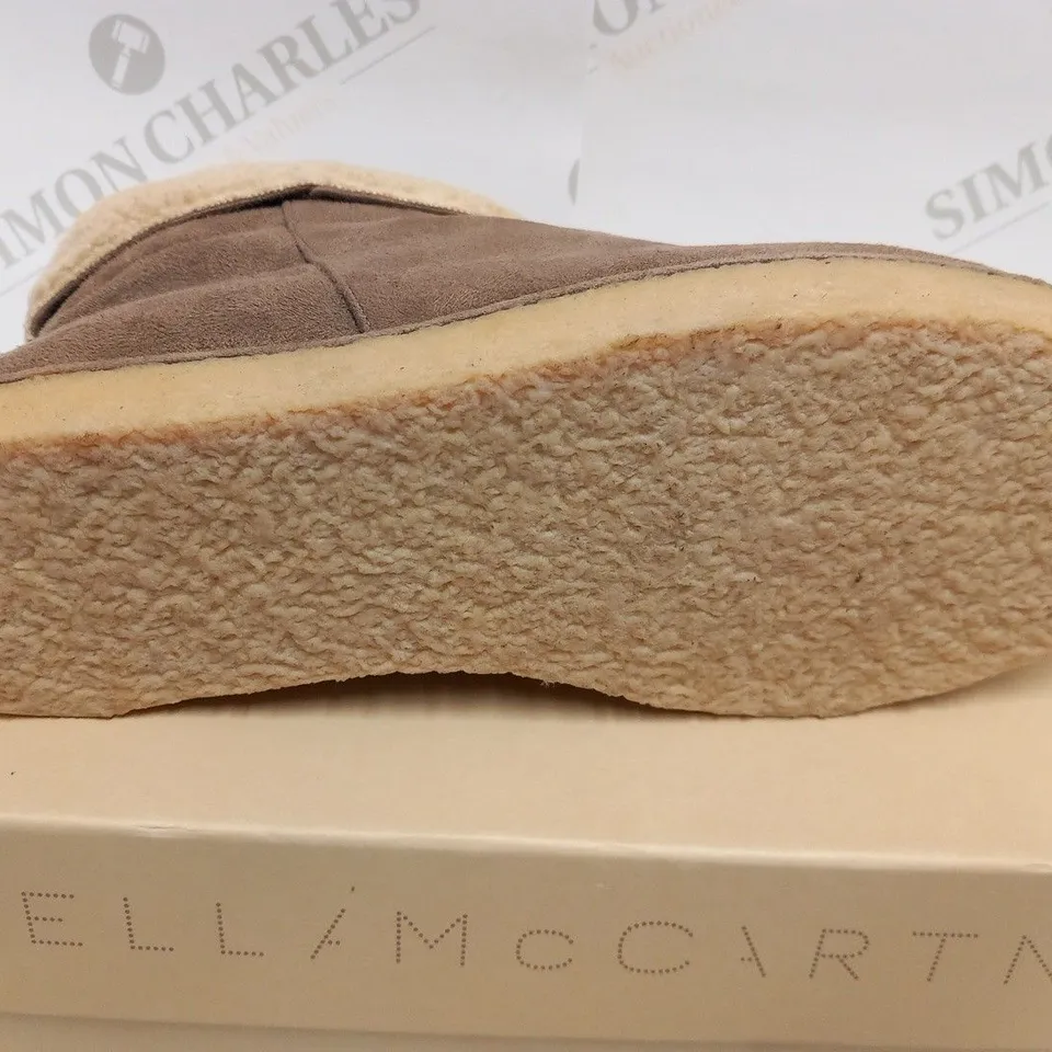 BOXED PAIR OF STELLA MCCARTNEY KICKAPOO LOW BOOT PEBBLE SIZE 38
